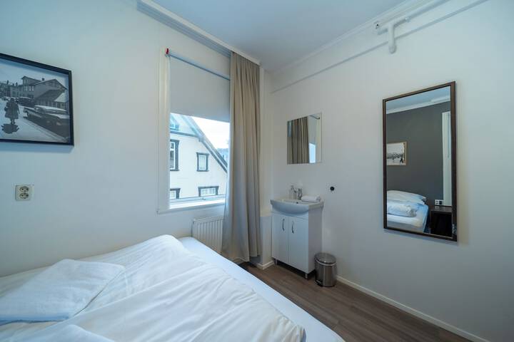 Room 7 of 97