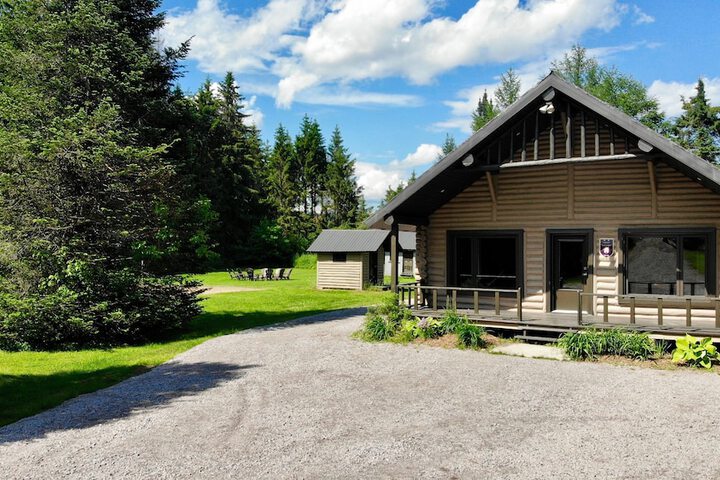 Les Chalets Tourisma - Le Chalet du 4e in Saint-Leonard-de-Portneuf, QC