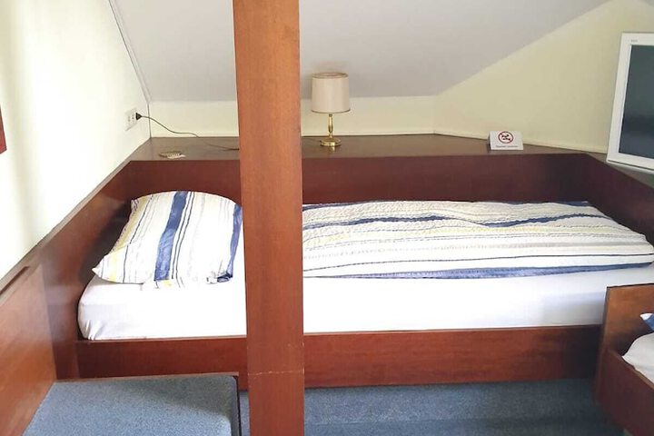 Room 2 of 39