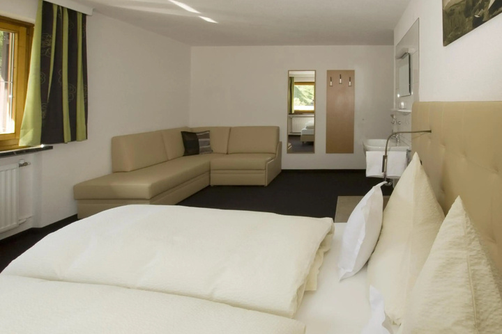 Room 4 of 12