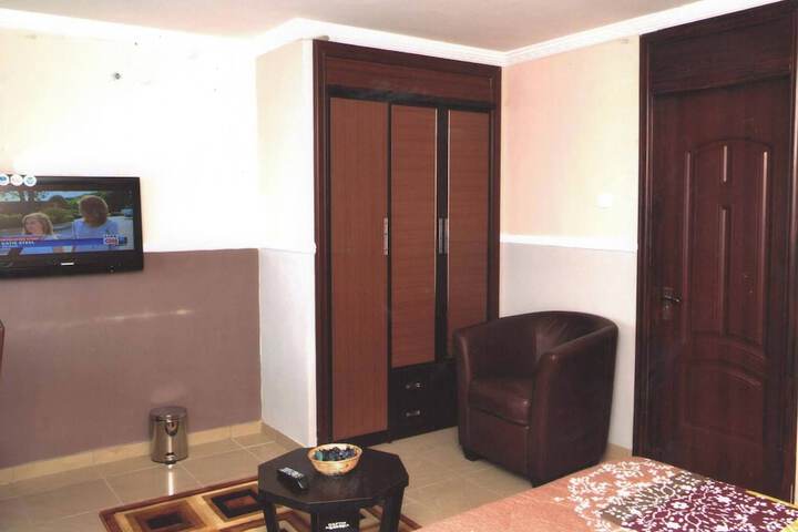 Room 5 of 12