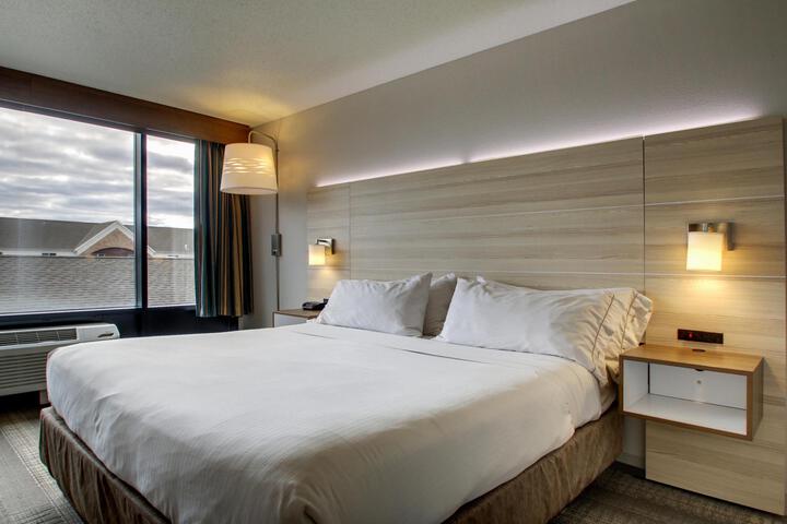 1 King Bed (16 of 17)
