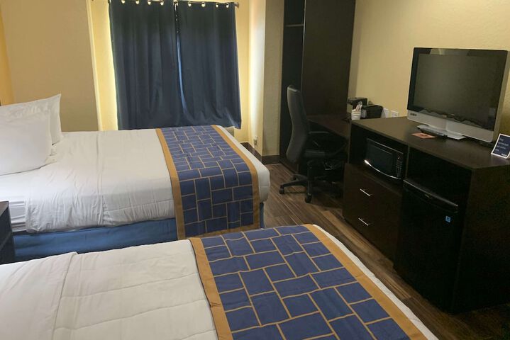 1 Queen Bed (26 of 36)