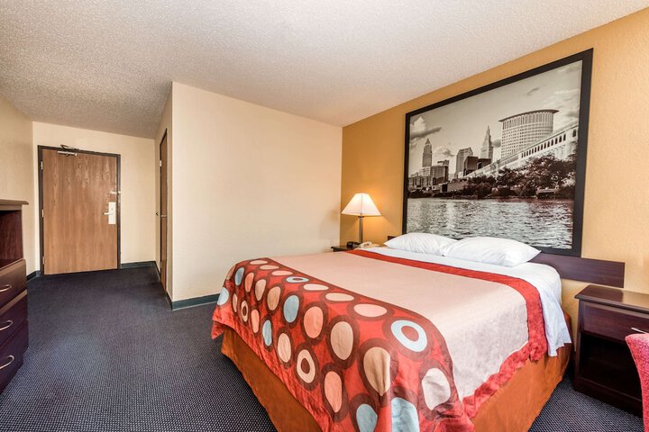 1 Queen Bed (2 of 2)