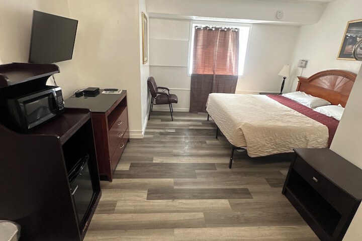 Room 8 of 14