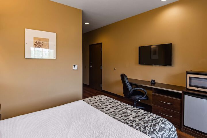 1 Queen Bed Flat Screen Television Microwave and Refrigerator High Speed Internet Accessible Full Breakfast (3 of 17)