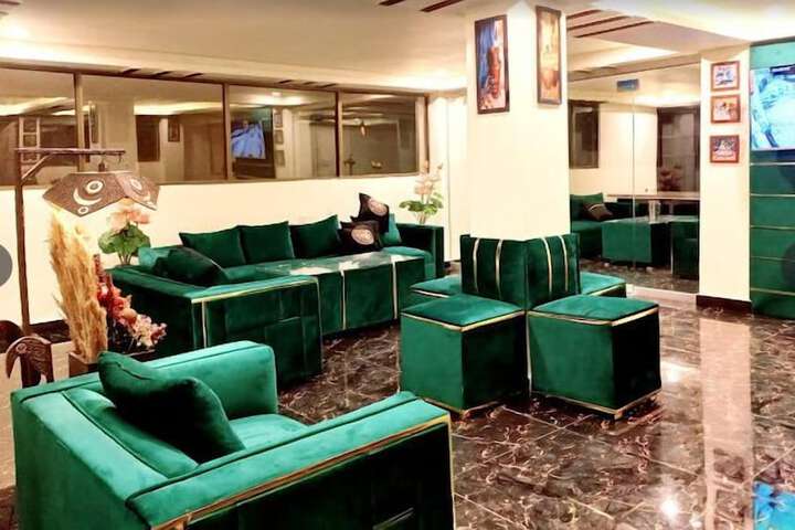 Lounge 8 of 41