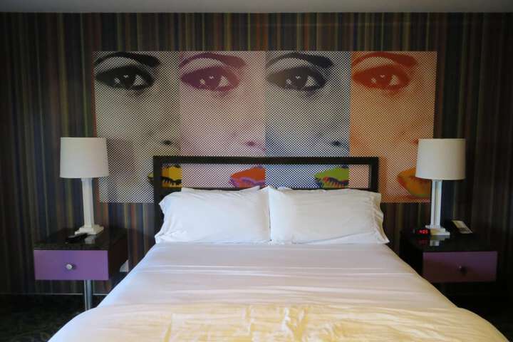 Deluxe King Bed (3 of 6)