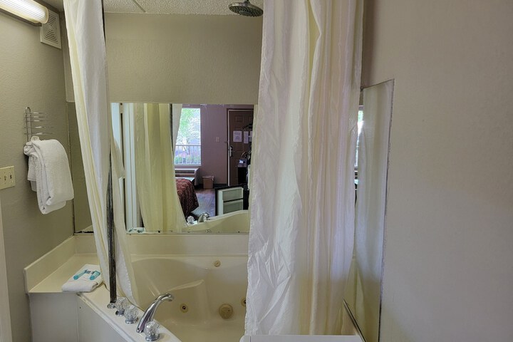 Room 7 of 16