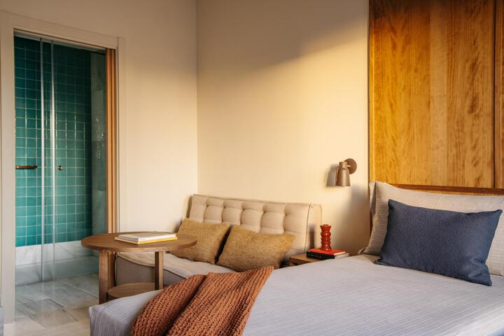 Room 6 of 103