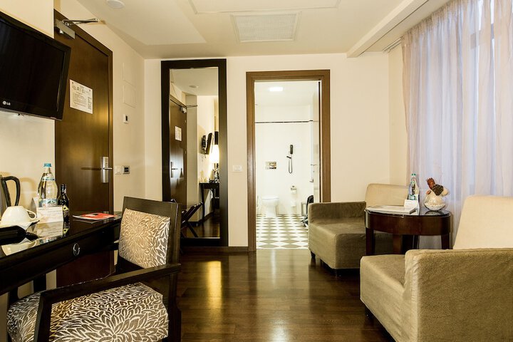 Room 27 of 102