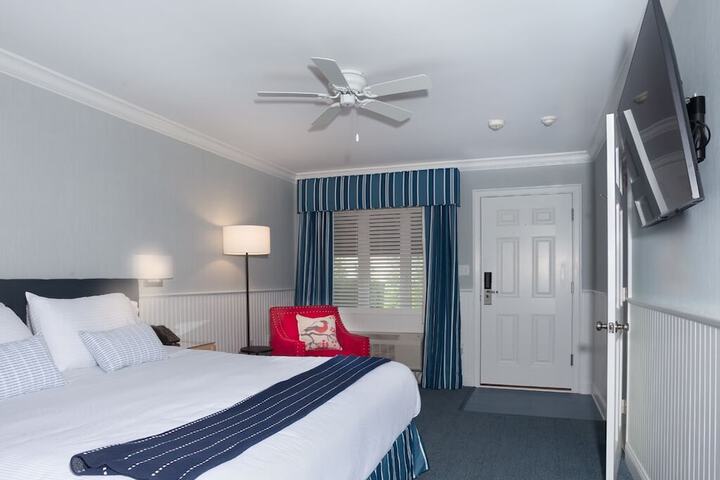 Room 5 of 12