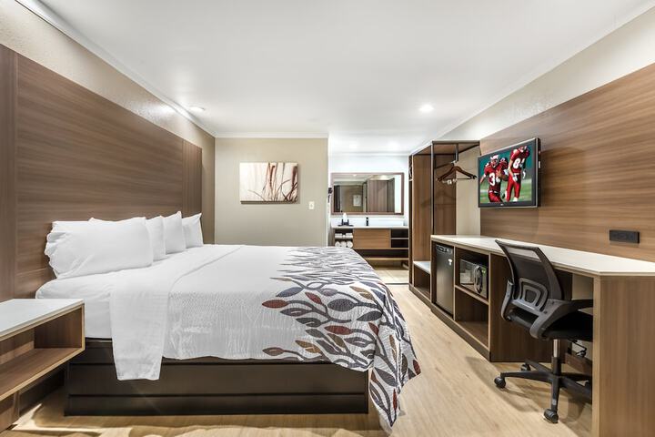 Deluxe King Bed Accessible (2 of 15)