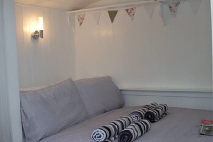 Room 5 of 9