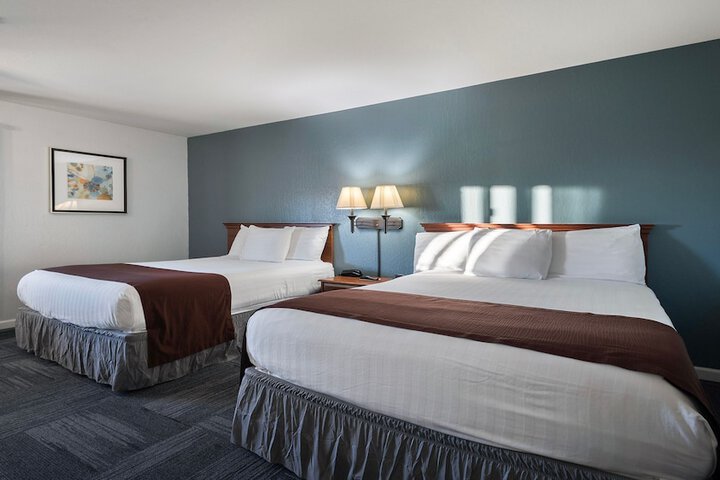 2 Queen Beds (8 of 15)