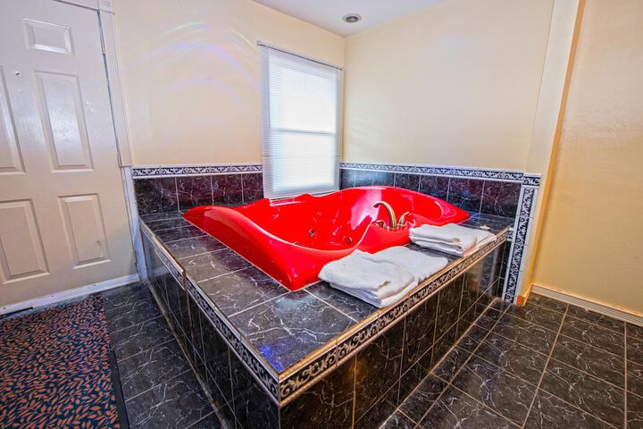 Deep soaking bathtub