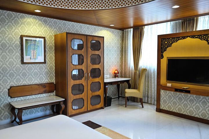 Room 8 of 104