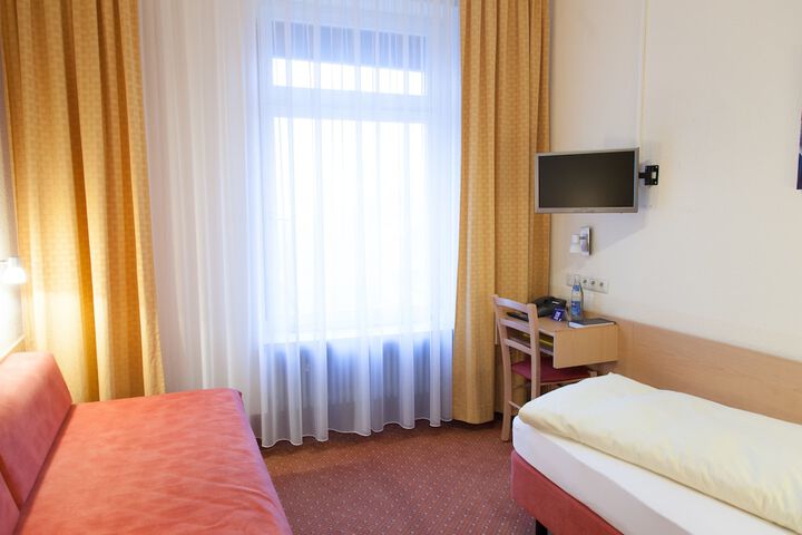 Room 4 of 33