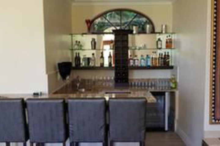 Lounge 12 of 27