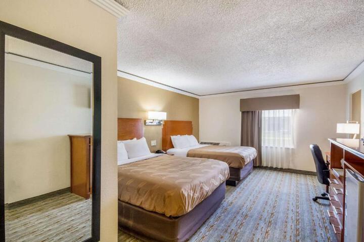 1 Queen Bed Business Room Accessible (4 of 18)