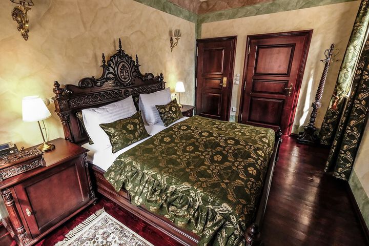 Room 42 of 183