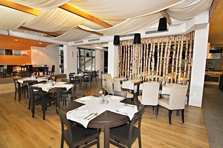 Dining 44 of 61