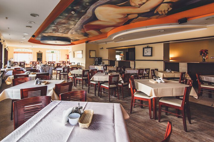 Dining 9 of 19