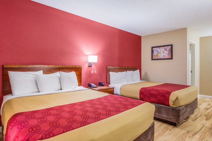 1 Queen Bed (3 of 16)