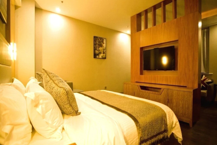 Room 5 of 16