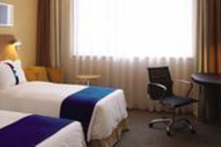 Hui Yue Hotel (Hui Rong Plaza Chengdu Phoenix Mountain Sports Park)
