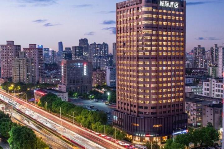 Intercity Shanghai Xujiahui - Free Minibar and near Yishan Road Metro Station