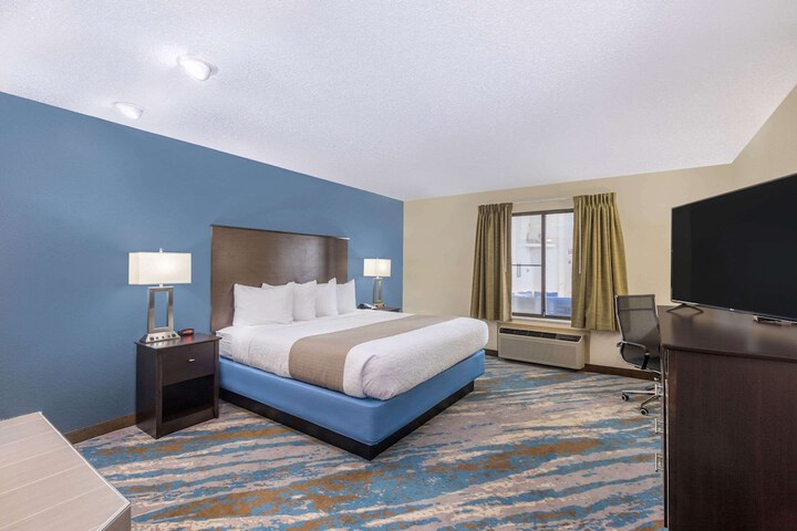 1 King Bed (4 of 8)
