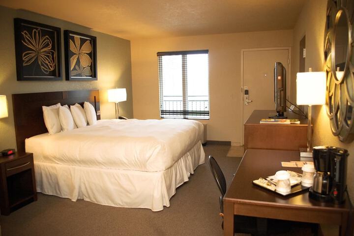 Executive King Bed (3 of 6)