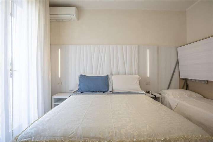 Room 12 of 135