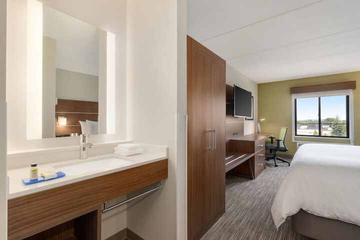 1 King Bed (1 of 10)