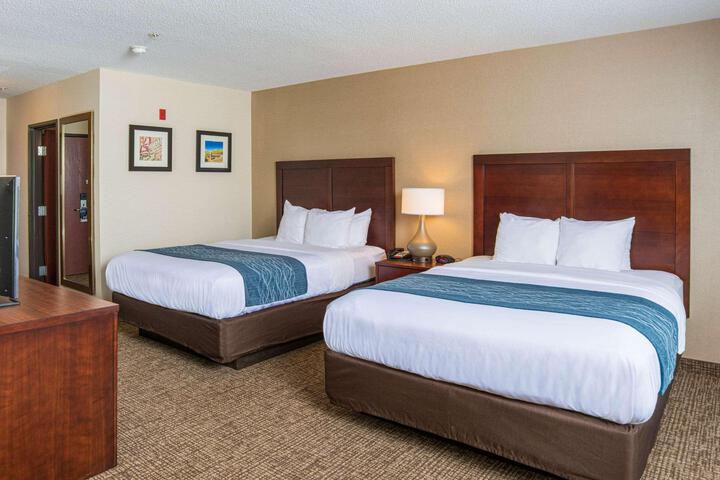 2 Queen Beds (2 of 7)