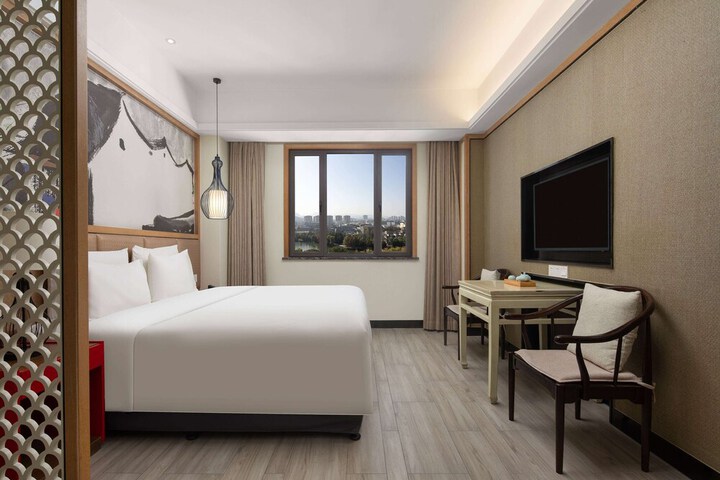 Room 4 of 18