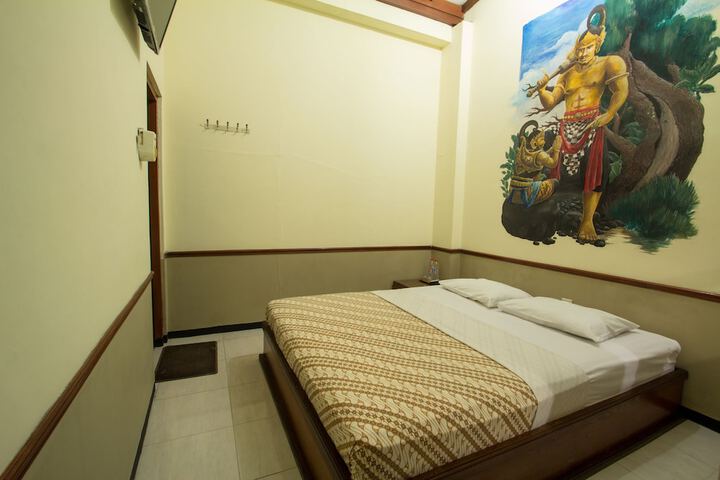 Room 12 of 33