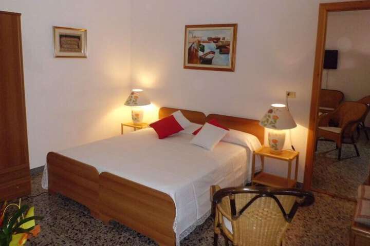 Room 5 of 16