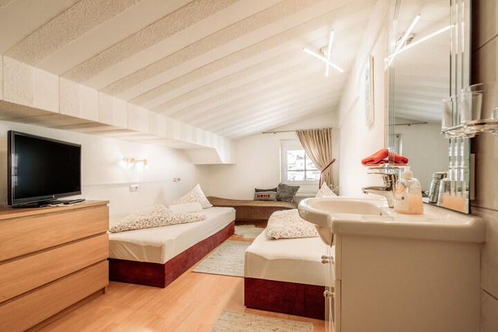 Room 4 of 84