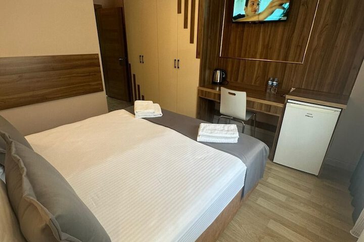 Room 9 of 28