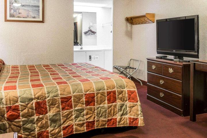 1 King Bed (1 of 7)