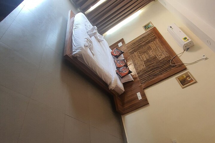 Room 8 of 15