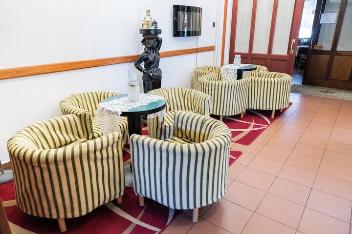 Lounge 48 of 71