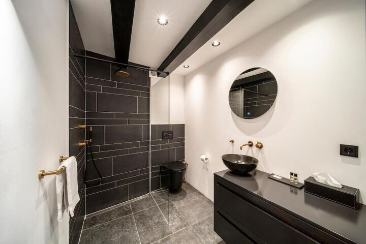 Room 42 of 47