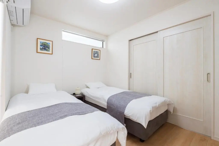 Room 2 of 25