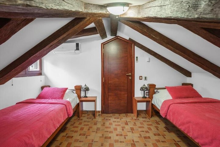 Room 10 of 40