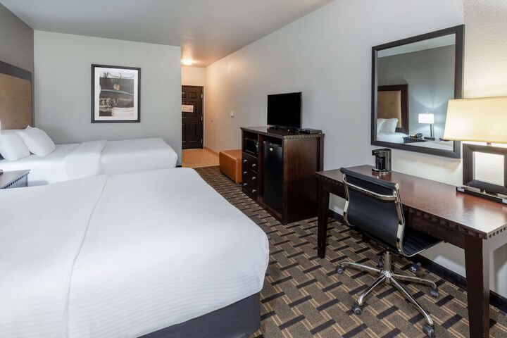 2 Queen Beds Accessible (1 of 12)