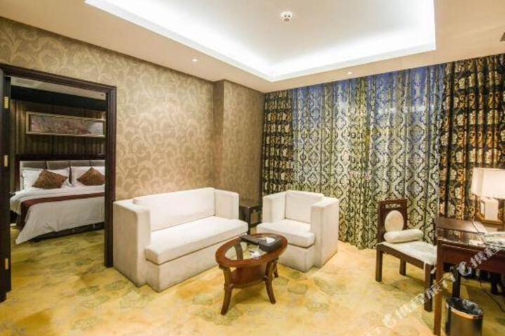 Huanuo Xinjinglun International Hotel