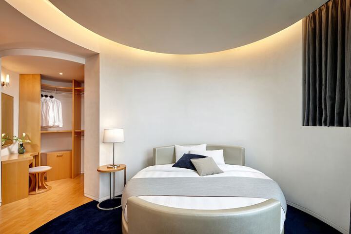 Room 28 of 136